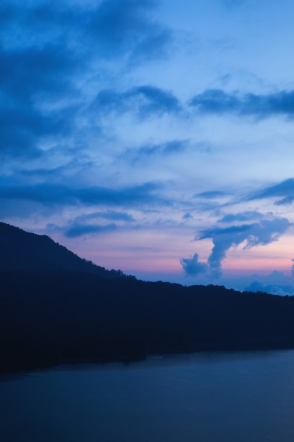 Lago Tamblingan nel crepuscolo dopo il tramonto