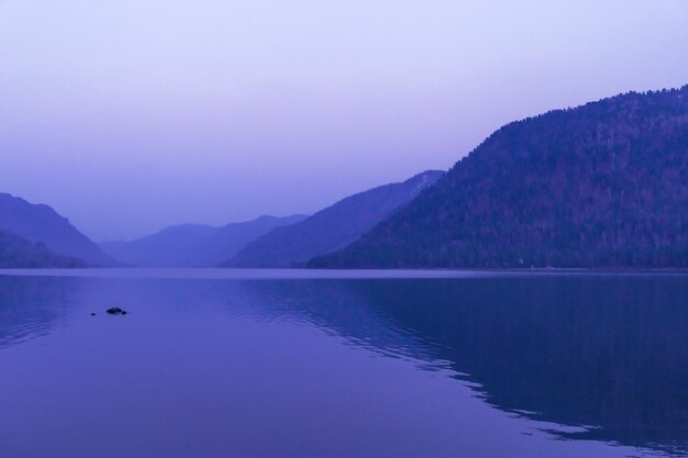 Lago Teletskoye Altai Repubblica Siberia Russia Cielo azzurro e specchio del lago Abstract