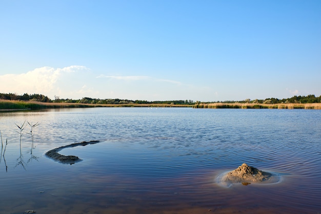 Lago terapeutico con iodio e minerali nel mezzo della steppa selvaggia