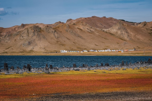 Lago Terkhiin Tsagaan (chiamato anche Lago Bianco) in Mongolia e nelle montagne circostanti