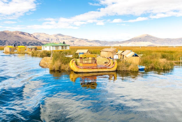 Lago Titicaca, Perù PunoUros, in barca a canne tradizionale, Sud America, Isole galleggianti, strato naturale di circa uno o due metri di spessore che sostiene le isole