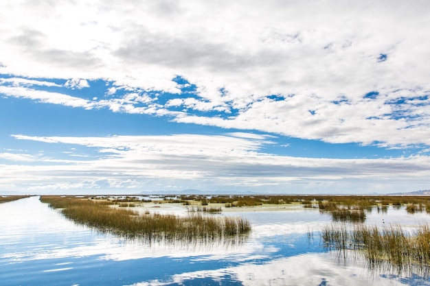 Lago Titicaca Sud America situato al confine tra Perù e Bolivia Si trova a 3812 m sul livello del mare, rendendolo uno dei laghi navigabili commercialmente più alti del mondo