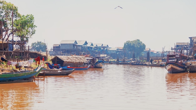 Lago Tonle Sap. Villaggio di pescatori galleggiante di Kampong Phluk durante la stagione della siccità. Case su palafitte, persone e barche. Paese povero. Vita e lavoro residenti cambogiani sull'acqua, vicino a Siem Reap, Cambogia