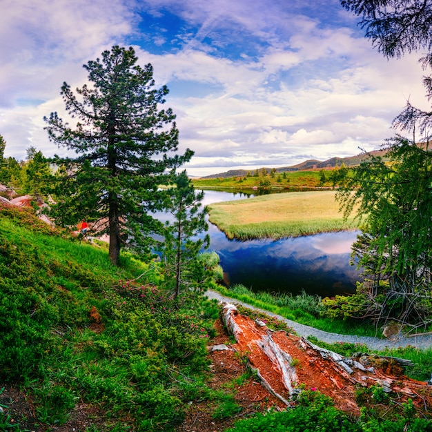 Lago tra le montagne