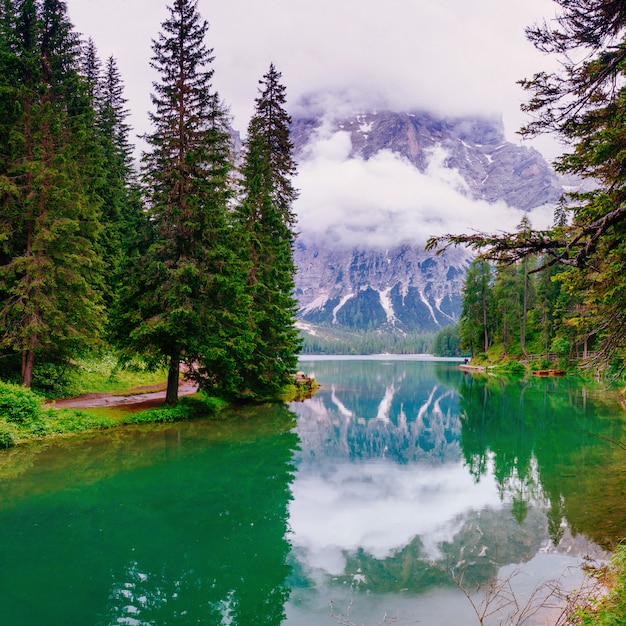 Lago tra le montagne