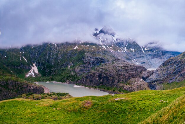 Lago tra le montagne