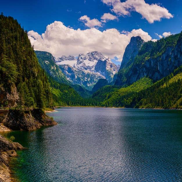 Lago tra le montagne