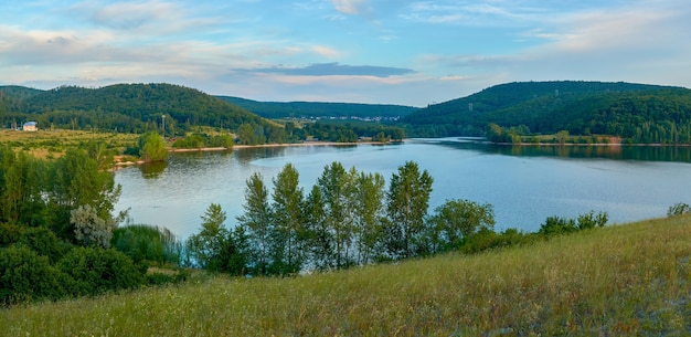 Lago tra montagne e cielo con nuvole