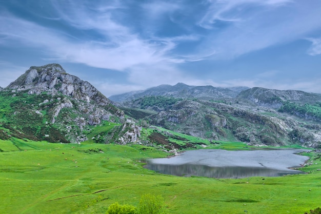 lago tra montagne e prati circostanti paesaggio
