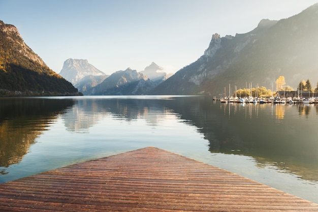 Lago Traunsee nelle montagne delle Alpi, Austria. Paesaggio autunnale