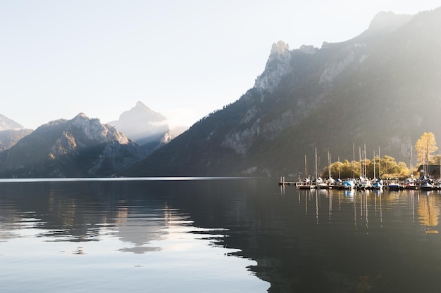 Lago Traunsee nelle montagne delle Alpi, Austria. Paesaggio autunnale