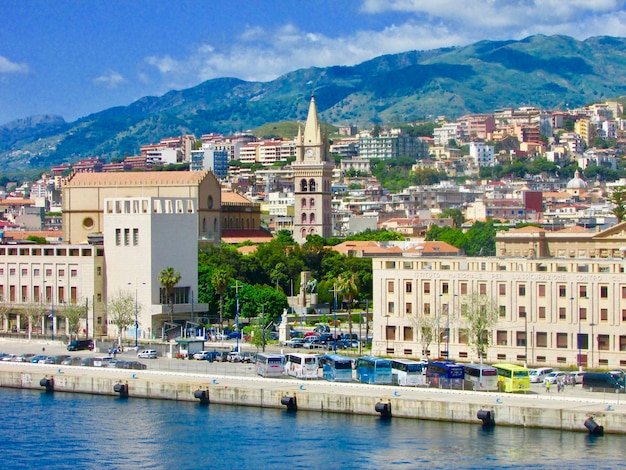 Lago vicino agli edifici della città contro il cielo