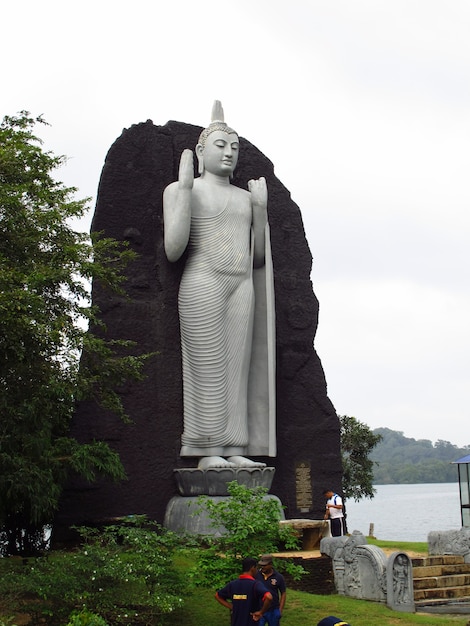 Lago vicino al monumento del Buddha, Sri Lanka