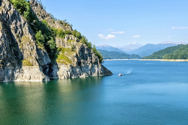 Lago Vidraru in montagne carpatiche Romania