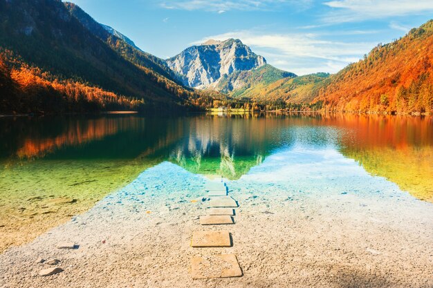 Lago Vorderer Langbathsee nelle montagne delle alpi, Austria. Bellissimo paesaggio autunnale