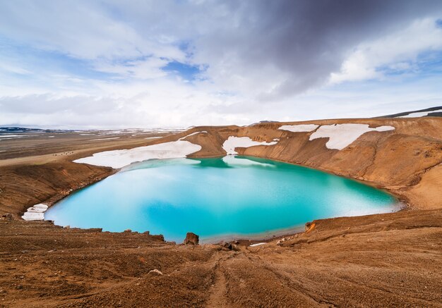 Lago vulcanico con acqua turchese in Islanda