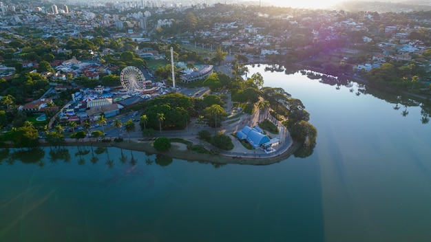 Lagoa da Pampulha a Belo Horizonte che si affaccia sulla Chiesa di Sao Francisco de Assis e sul Parco Guanabara Minas Gerais Brasile Vista aerea