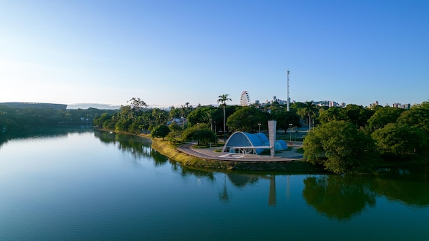 Lagoa da Pampulha a Belo Horizonte che si affaccia sulla Chiesa di Sao Francisco de Assis e sul Parco Guanabara Minas Gerais Brasile Vista aerea