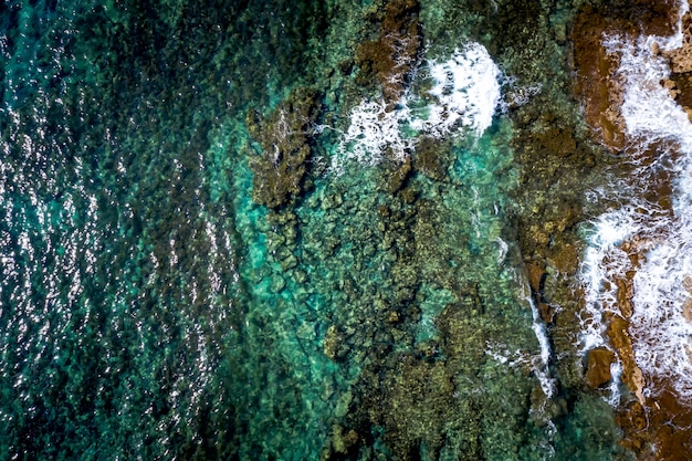 Laguna blu con costa rocciosa e acqua limpida