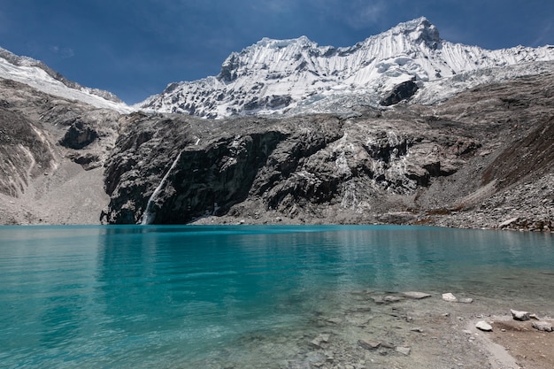 Laguna con paesaggio blu chiaro acqua