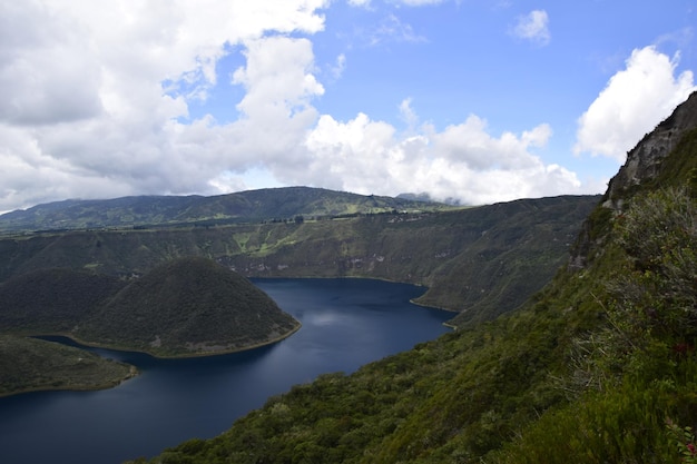 Laguna Cuicocha bellissima laguna blu con isole all'interno del cratere del vulcano Cotacachi