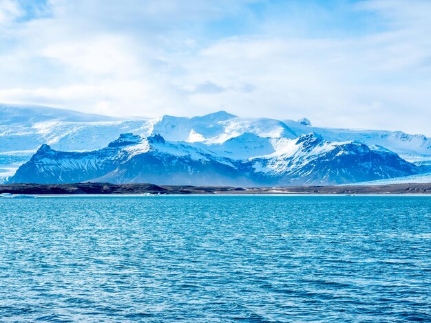 Laguna dell'iceberg di Jokulsarlon nella stagione invernale con ghiacciaio e grande iceberg in Islanda