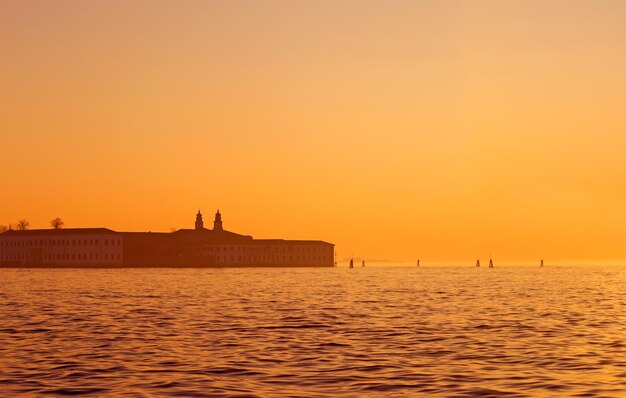 Laguna di Venezia al tramonto in una giornata limpida