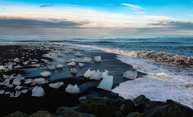 Laguna glaciale di Jokulsarlon in Islanda durante un tramonto estivo