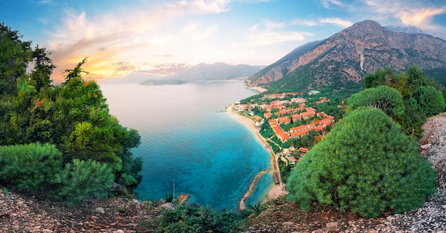 Laguna turchese con case sulla riva al tramonto. Panorama. Oludeniz, Turchia