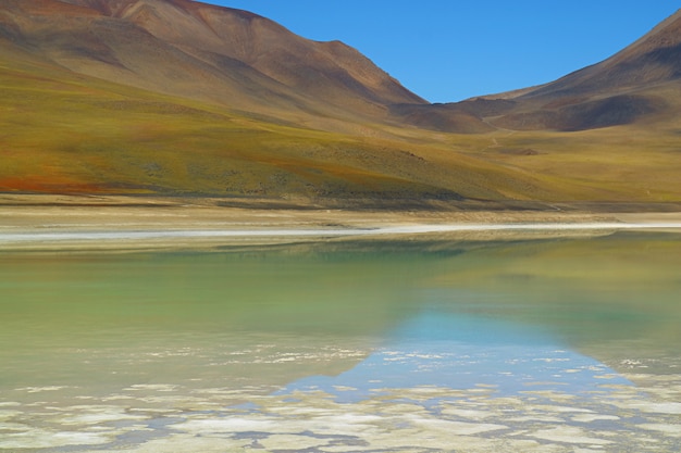 Laguna Verde o il lago verde con il riflesso del vulcano Lincancabur, in Bolivia