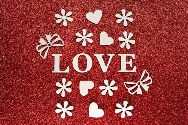 Laici piatta del concetto di amore su brillante rosso glitter sparkle backround