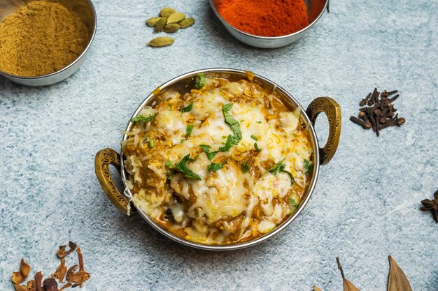 Lajawab reshmi Pollo masala servito in un karahi isolato su sfondo grigio vista dall'alto del cibo del Bangladesh