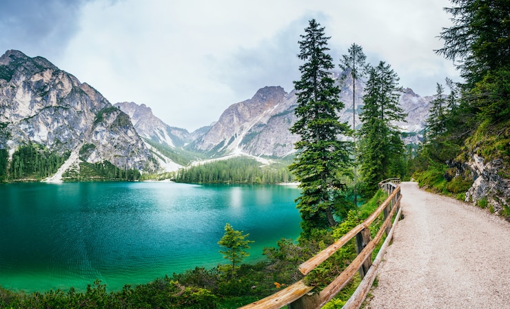 Photo lake between mountains