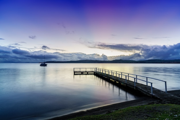 Lake Taupo nel bellissimo crepuscolo serale, Isola del nord della Nuova Zelanda