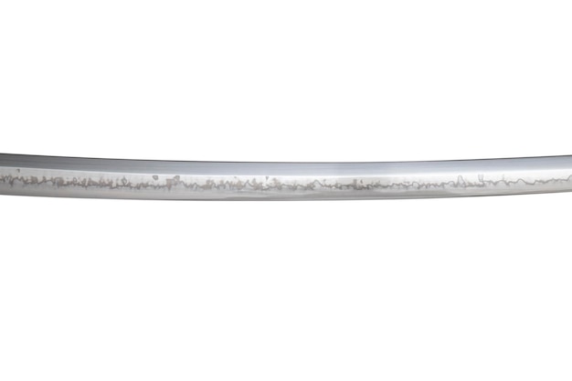 Lama di spada giapponese prodotta in Cina su sfondo bianco Messa a fuoco morbida Il motivo ondulato sul bordo della lama è una linea di durezza che un fabbro fa in modo che la lama non si rompa