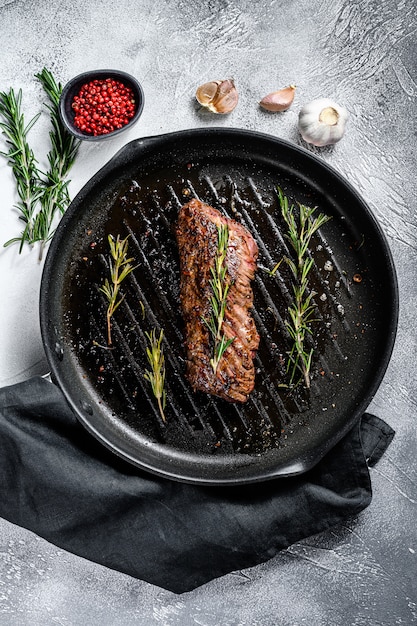 Lama superiore cotta, bistecca di Denver in padella. Carne di manzo in marmo.