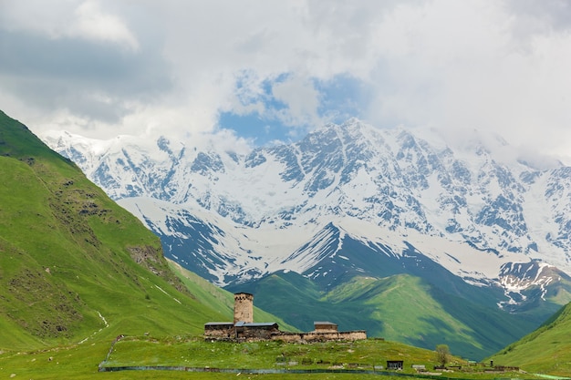 Lamaria vecchia chiesa nel villaggio Ushguli Upper Svanetia regione, Georgia