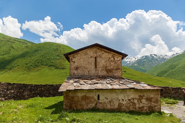 Lamaria vecchia chiesa nel villaggio Ushguli Upper Svanetia regione, Georgia