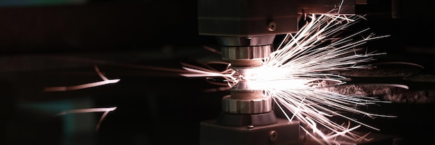 Lamiera di acciaio di taglio della macchina del laser con il primo piano luminoso delle scintille