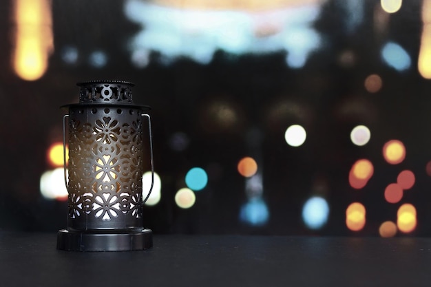 Lampada a candela lanterna con sfondo chiaro bokeh della città Mese sacro musulmano del Ramadan Kareem