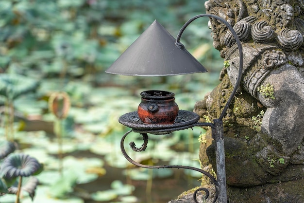 Lampada a cherosene vintage come decorazione da giardinaggio Stile naturale asiatico tropicale nell'isola di Bali Indonesia Vecchia lampada a cherosene vintage in giardino Decorazione insolita nello stile esterno di lusso di Bali