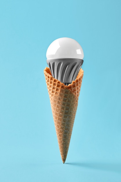 Lampada a led nel concetto di innovazione del cono gelato