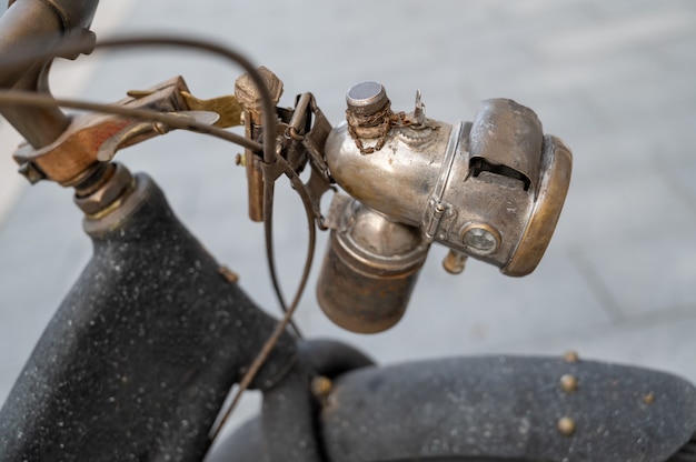 Lampada al carburo retrò su una bicicletta vintage