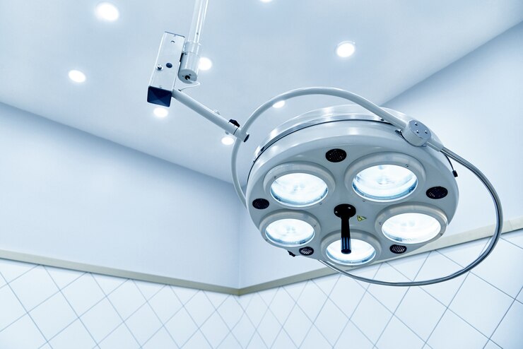 Lampada chirurgica in sala operatoria.