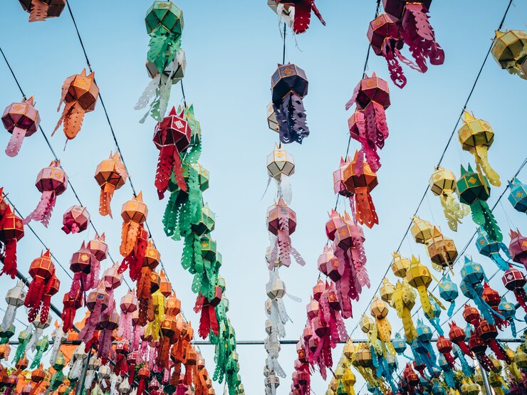 Lampada colorata e lanterna in Loi Krathong Wat Phra che Haripunchai Lamphun Thailandia