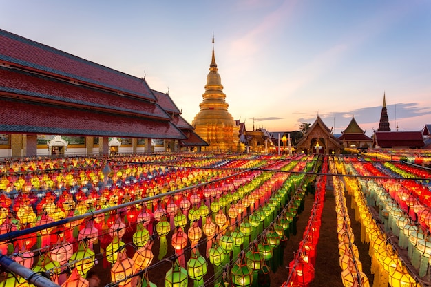 Lampada colorata Festival e Lanterna in Loi Krathong al Wat Phra That Hariphunchai, provincia di Lamphun, Thailandia