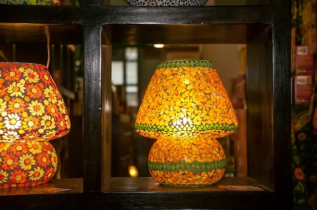 Lampada composta da pezzi di vetro giallo per una lucertola calda, appoggiata su una libreria in legno scuro: decorata con gusto.