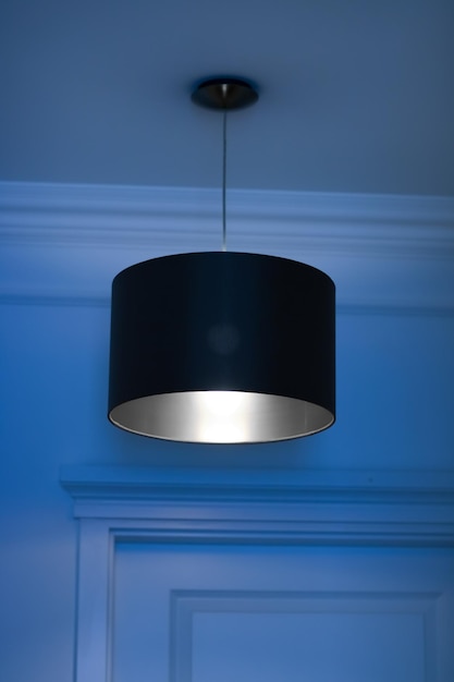 Lampada d'argento in una stanza elegante illuminazione moderna per la casa