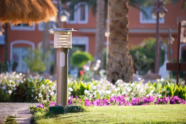 Lampada da esterno sul prato del cortile per l'illuminazione del giardino nel parco estivo