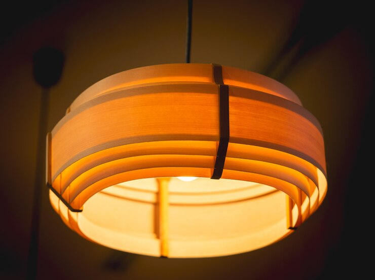 Lampada da soffitto arancione in camera oscura.
